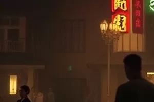 拾光记事簿海报，桌面上摊开的相册与散落的底片